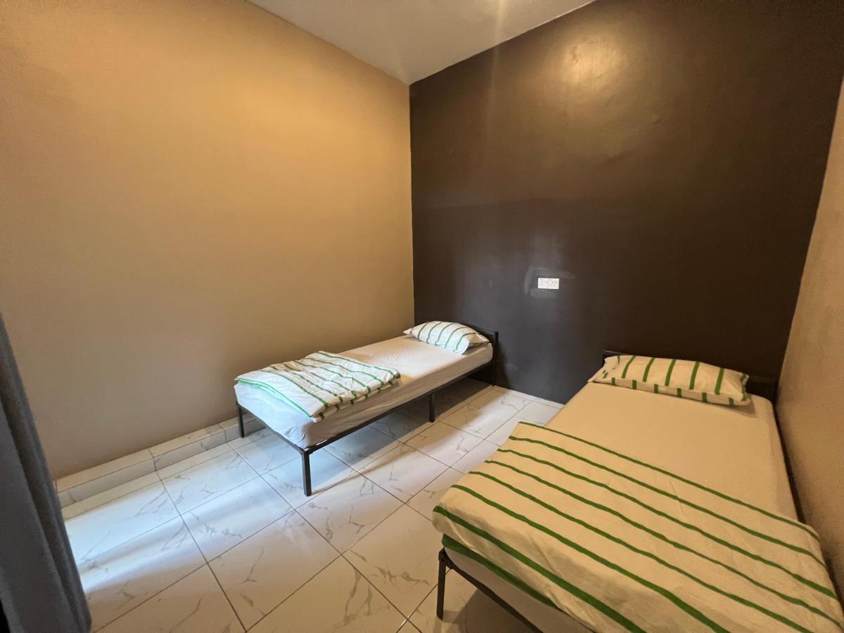 Theatbas Homestay 17 In Seri Iskandar Perak 3 Bedroom Bota Exteriér fotografie
